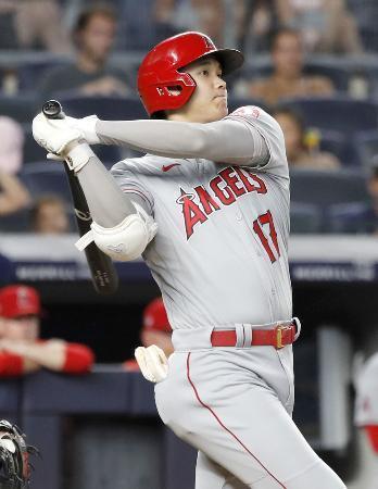 　６月２９日、ヤンキース戦の５回に２打席連続本塁打となる２８号２ランを放つエンゼルスの大谷翔平＝ニューヨーク（共同）