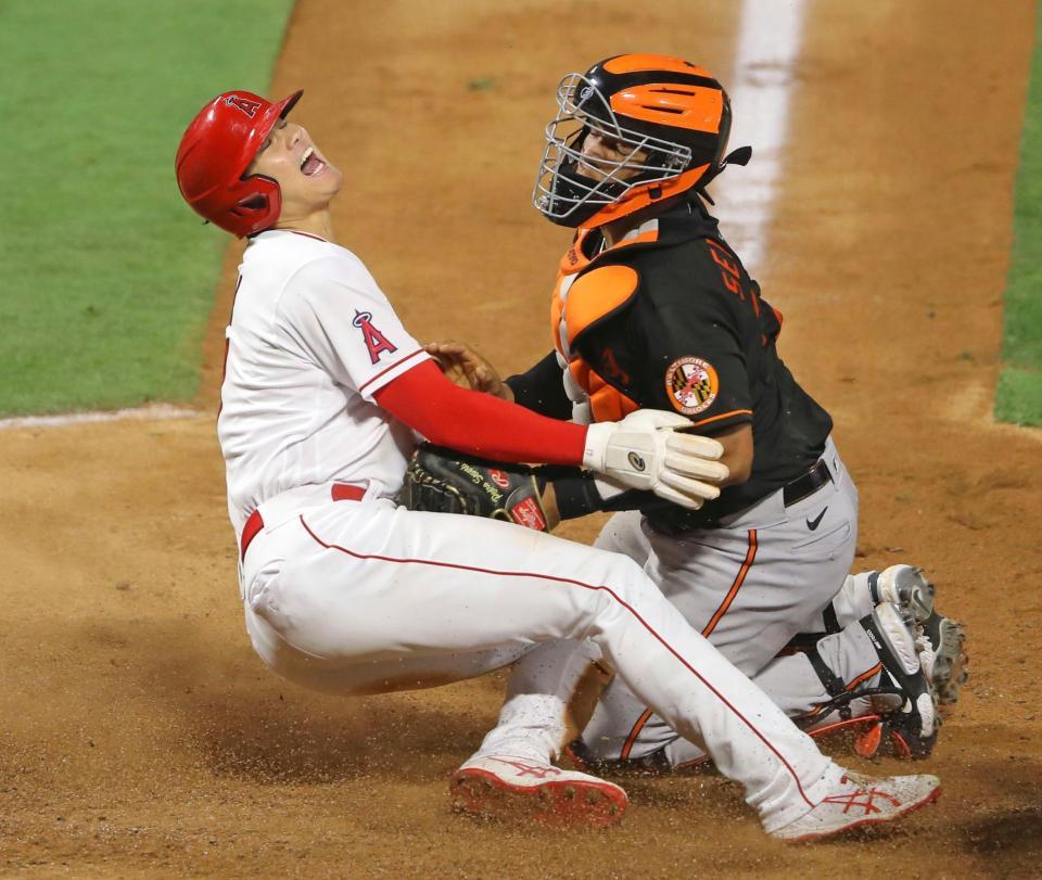 　オリオールズ戦の９回、ウォルシュの安打でサヨナラの生還をするエンゼルスの二走大谷＝アナハイム（共同）