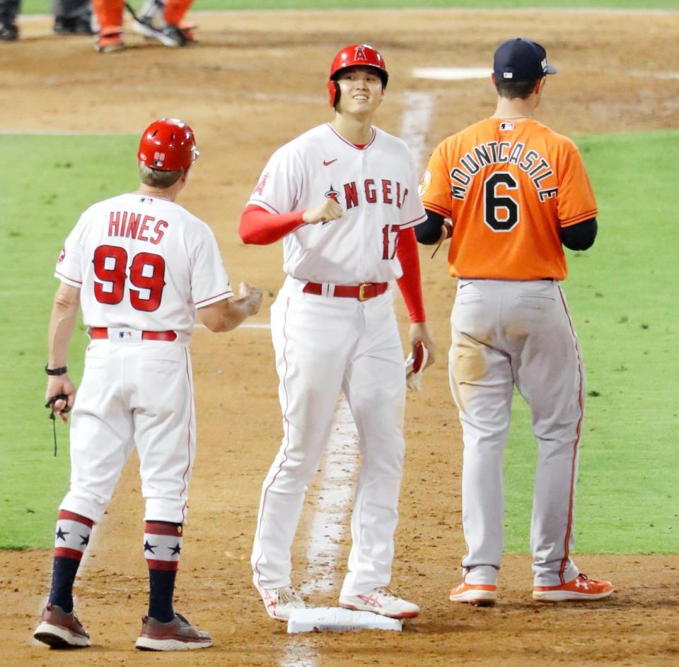 オリオールズ戦の６回、申告敬遠で出塁したエンゼルス・大谷＝アナハイム（共同）