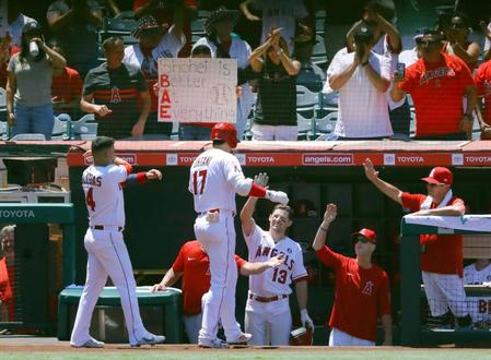 　オリオールズ戦の３回、31号本塁打を放ちチームメートに迎えられるエンゼルス・大谷（17）＝アナハイム（共同）