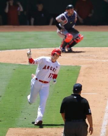 　オリオールズ戦の３回、31号本塁打を放ち一塁へ向かうエンゼルス・大谷＝アナハイム（共同）
