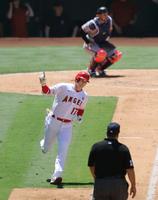 　オリオールズ戦の３回、31号本塁打を放ち一塁へ向かうエンゼルス・大谷＝アナハイム（共同）