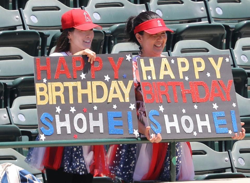 　試合前、エンゼルス・大谷の誕生日を祝うボードを持つファン＝アナハイム（共同）