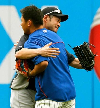 　試合前、メッツの松坂（右）と抱き合うヤンキースのイチロー＝１４年（共同）