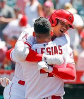 　レッドソックス戦の５回、32号本塁打を放ちＪ・イグレシアスと抱き合うエンゼルス・大谷＝アナハイム（共同）