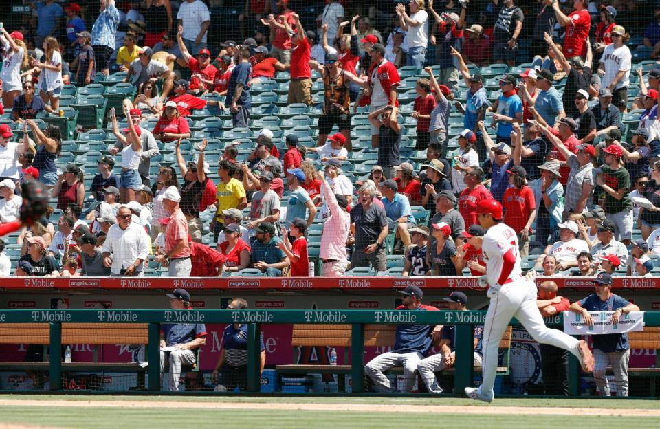 　レッドソックス戦の５回、32号本塁打を放ったエンゼルス・大谷（右下）と喜ぶファン＝アナハイム（共同）