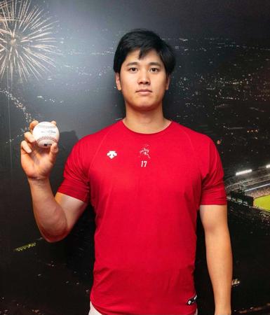 　３２号本塁打のホームランボールを手にする（球団提供）