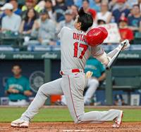 　マリナーズ戦の５回、空振り三振に倒れるエンゼルス・大谷＝シアトル（共同）