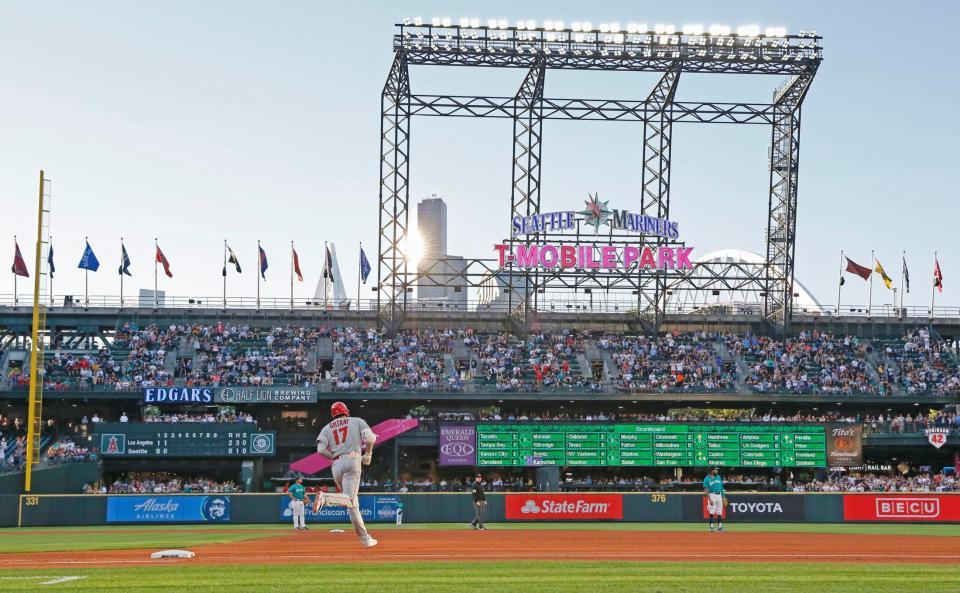 　マリナーズ戦の３回、33号本塁打を放ち一塁を回るエンゼルス・大谷（17）＝シアトル（共同）