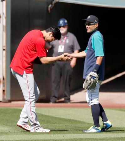 マリナーズ戦の前に、握手を交わすエンゼルス・大谷（左）とイチローさん＝シアトル（共同）