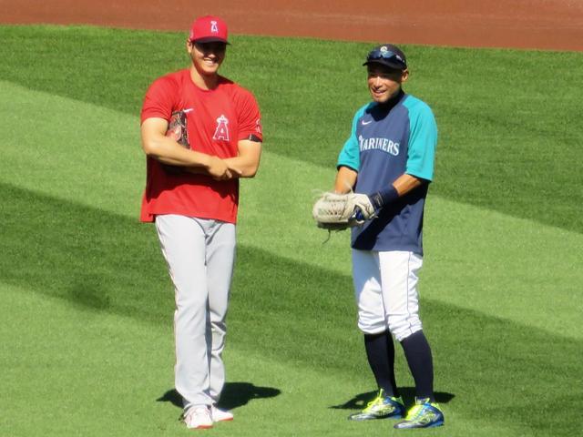 大谷翔平 イチローさんと笑顔であいさつ 敵地ファンにサインをサービス 