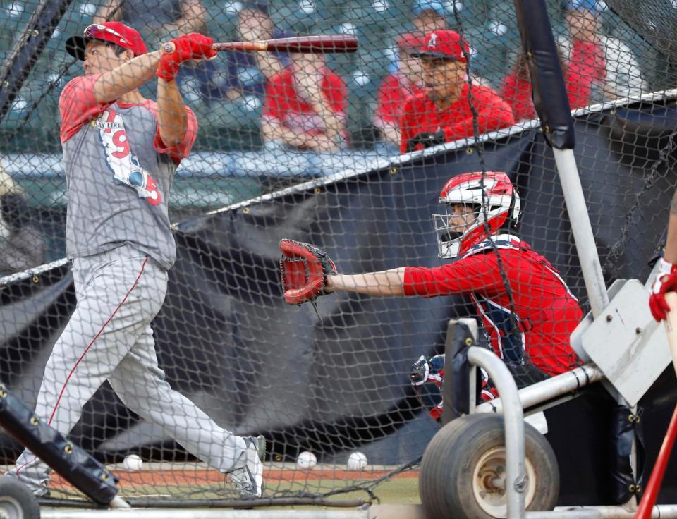 打撃練習で捕手の練習をする水原一平氏＝10日、シアトル（共同）