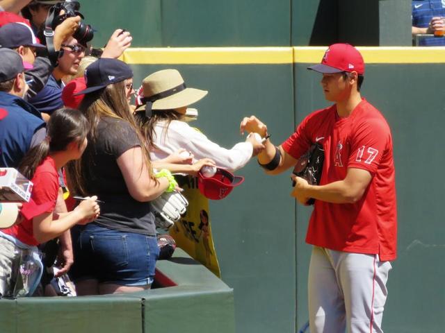 大谷翔平、前半戦マルチ締め　本塁打トップで球宴へ　２日連続で敵地ファンにサイン提供