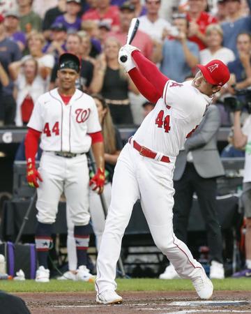 　本塁打競争の１回戦でソト（左）と対戦する大谷＝12日、デンバー（共同）