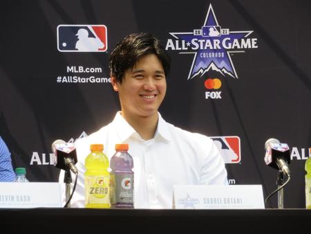 　記者会見で笑顔を見せる大谷（撮影・小林信行）