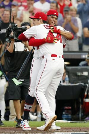 　本塁打競争の１回戦で敗れ、対戦相手のソトと抱き合うエンゼルス・大谷＝12日、デンバー（共同）