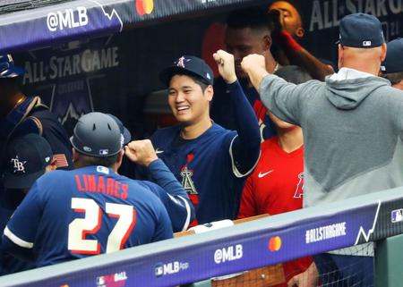 オールスター戦の１回を投げ終え、ベンチでチームメートとタッチを交わすエンゼルス・大谷＝デンバー（共同）