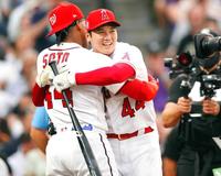 　本塁打競争の１回戦で敗れ、対戦相手のソト（左）と健闘をたたえ合う大谷（ＵＳＡトゥデー・ロイター＝共同）