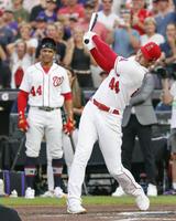 　本塁打競争の１回戦でソト（左）と対戦する大谷＝12日、デンバー（共同）