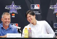 　オールスター戦前日会見で、ア・リーグのキャッシュ監督（左）と共に笑顔を見せる（共同）