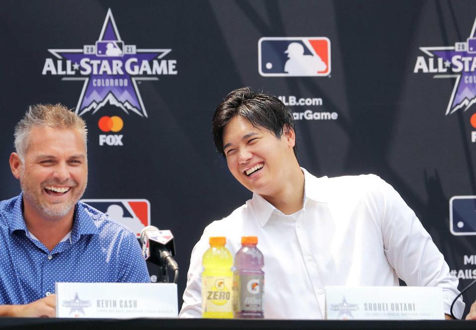 　オールスター戦前日会見で、ア・リーグのキャッシュ監督（左）と共に笑顔を見せる（共同）