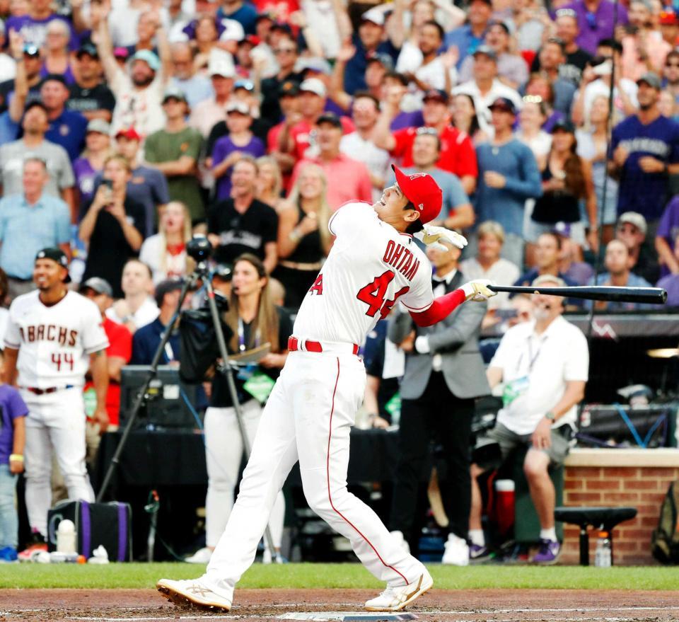 　本塁打競争の１回戦でソトと対戦する大谷（共同）