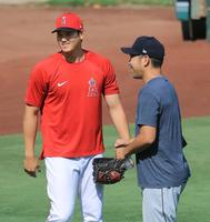 試合前の練習中、マリナーズ・菊池（右）とあいさつを交わすエンゼルス・大谷＝アナハイム（共同）