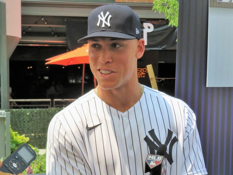 　球宴前日のテーブルインタビューで質問に答えるヤンキース・ジャッジ