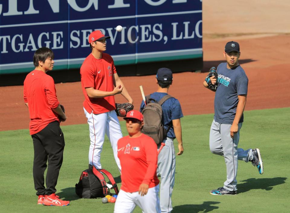試合前の練習中、マリナーズ・菊池（右端）と話すエンゼルス・大谷（左から２人目）＝アナハイム（共同）