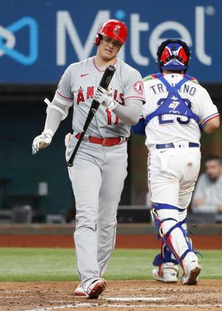 　６回、空振り三振に倒れた大谷（共同）