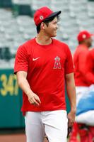 試合前、練習を終え笑顔で引き揚げるエンゼルス・大谷＝アナハイム（共同）