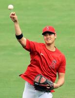 キャッチボールするエンゼルス・大谷＝アナハイム（共同）