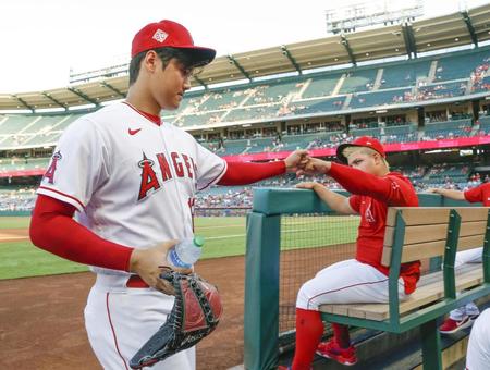 　試合前、チームメートとタッチを交わすエンゼルス・大谷＝アナハイム（共同）