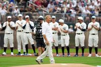 試合前に登場した俳優ケビン・コスナーさん＝12日、米アイオワ州ダイアーズビル（ＡＰ＝共同）