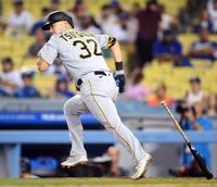 パイレーツに移籍した筒香が、ドジャース戦の９回に代打で初出場し、二塁打を放つ＝ロサンゼルス（ＵＳＡトゥデー・ロイター＝共同）