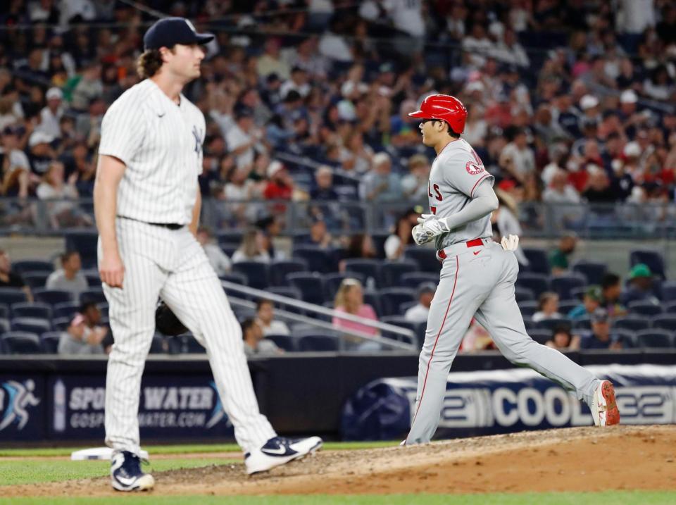 　６回、右飛に倒れたエンゼルス・大谷。左は投手コール＝ニューヨーク（共同）