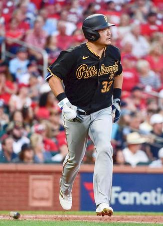 カージナルス戦の４回、２試合連続本塁打となる２号ソロを放つパイレーツの筒香＝セントルイス（ゲッティ＝共同）