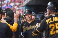 カージナルス戦の４回、２試合連続本塁打となる２号ソロを放ち祝福されるパイレーツの筒香＝セントルイス（ＵＳＡトゥデー・ロイター＝共同）