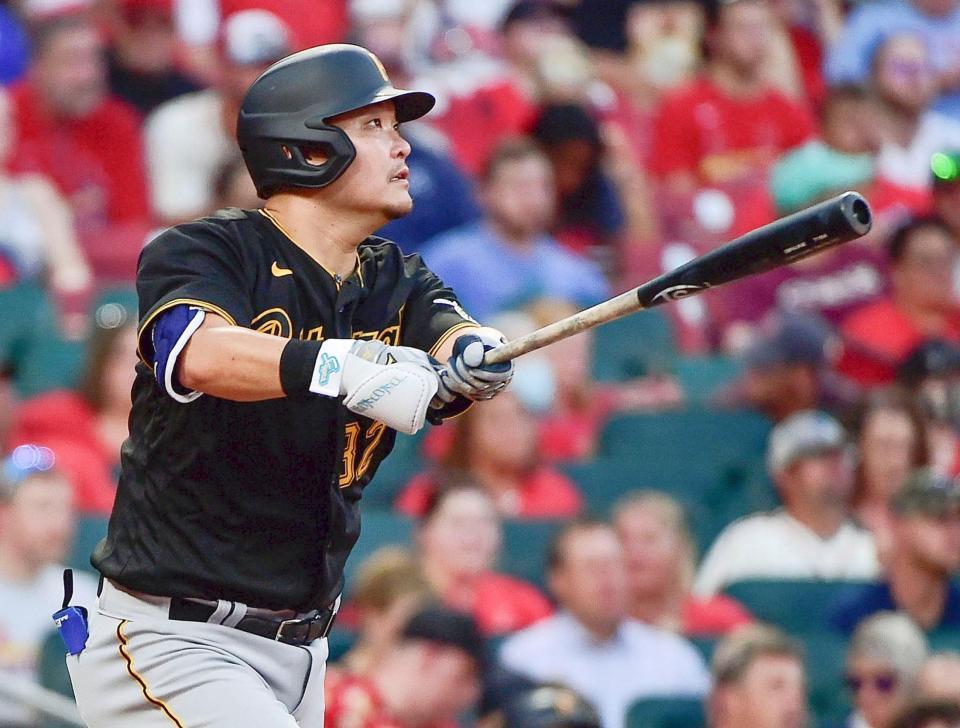 カージナルス戦の４回、２試合連続本塁打となる２号ソロを放つパイレーツの筒香＝セントルイス（ゲッティ＝共同）