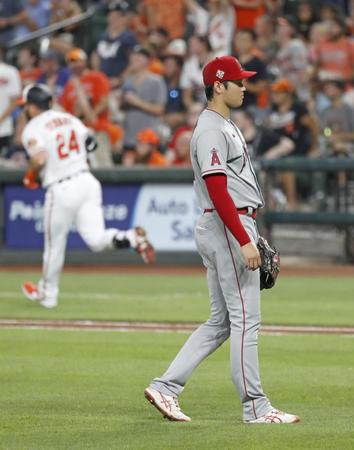 　４回、スチュワート（左）に２ランを浴びたエンゼルス・大谷＝ボルティモア（共同）