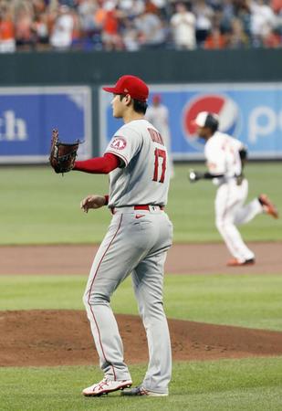 　１回、ムリンス（奥）に先頭打者本塁打を浴びたエンゼルス・大谷＝ボルティモア（共同）