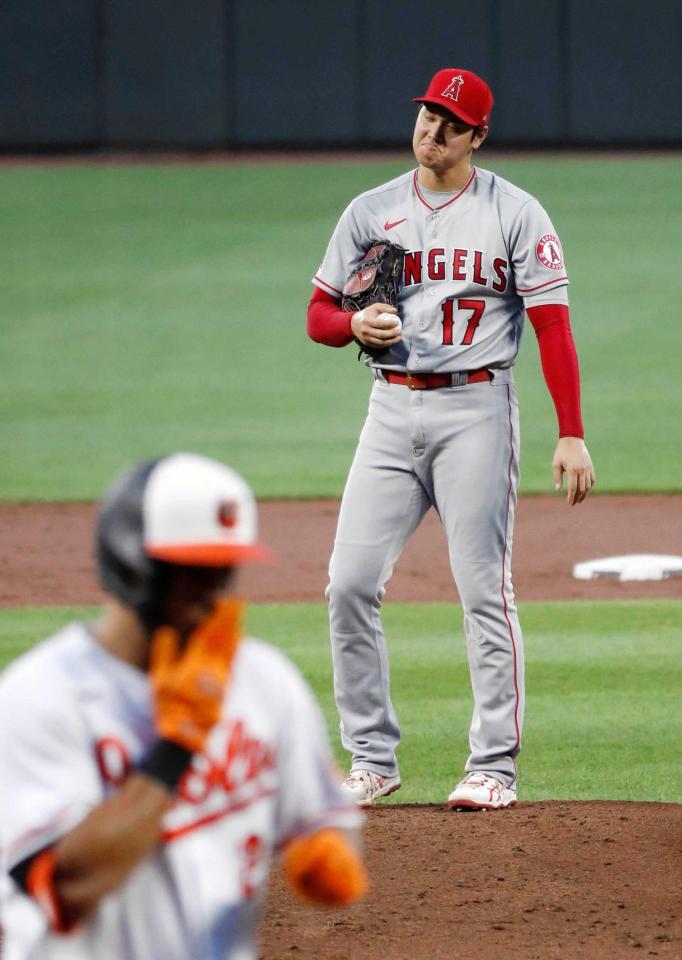 　オリオールズ戦の１回、サンタンダー（手前）に本塁打を浴びたエンゼルス・大谷（共同）