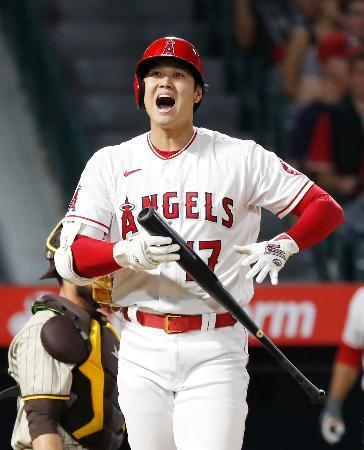 　パドレス戦の６回、２球目を空振りした後、口を大きく開けるエンゼルス・大谷＝アナハイム（共同）