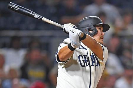 　カージナルス戦の５回、中越えに適時三塁打を放つパイレーツ・筒香＝ピッツバーグ（ゲッティ＝共同）