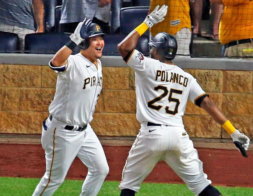 　７回、代打で４号２ランを放ち笑顔で生還する筒香（左）（ゲッティ＝共同）