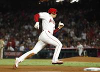 　５回、アデルの適時二塁打で三塁を回るエンゼルスの二走大谷＝アナハイム（共同）