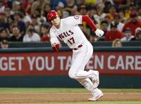 　５回、二塁へスタートを切るエンゼルス・大谷。今季20個目の盗塁となる二盗を決めた＝アナハイム（共同）