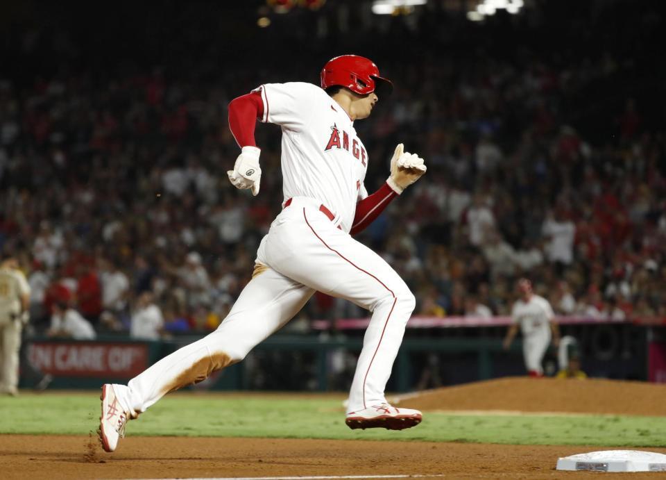 　５回、アデルの適時二塁打で三塁を回るエンゼルスの二走大谷＝アナハイム（共同）