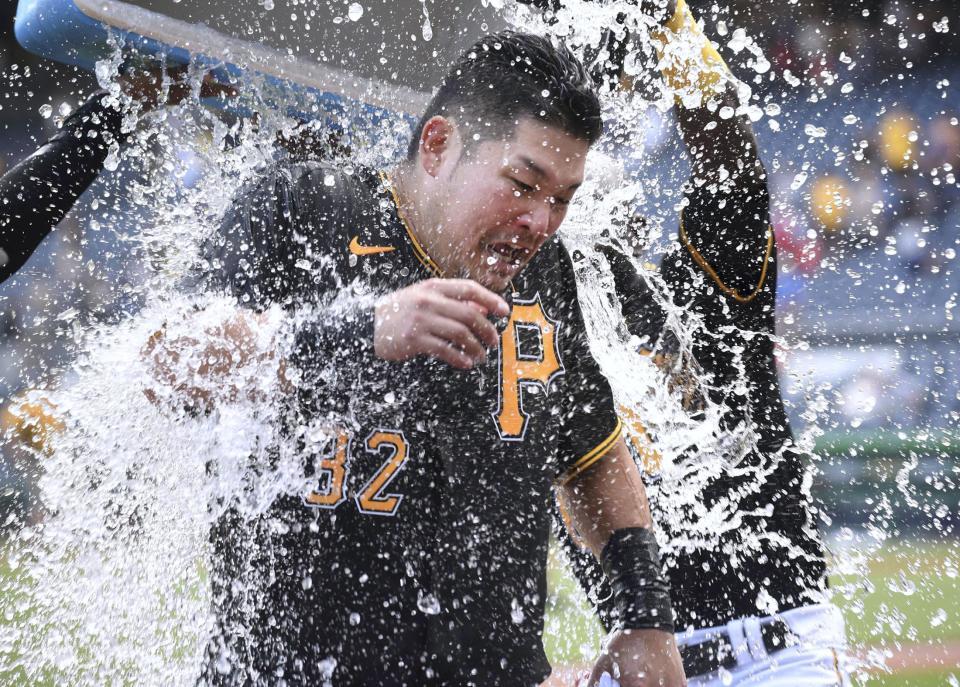 　手荒い祝福を受ける、カージナルス戦でサヨナラ本塁打を放ったパイレーツ・筒香＝ピッツバーグ（ＡＰ＝共同）