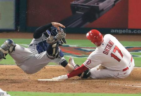 ヤンキース戦の５回、本盗を決めるエンゼルスの三走大谷＝アナハイム（共同）